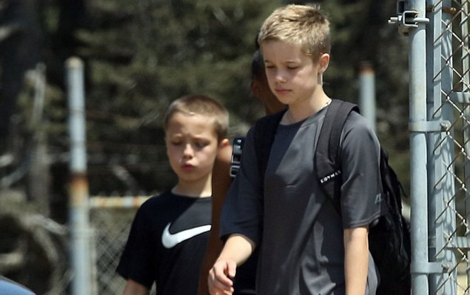 Sau tin đồn muốn chuyển giới, con gái của Angelina Jolie ngày càng giống con trai Ảnh 2