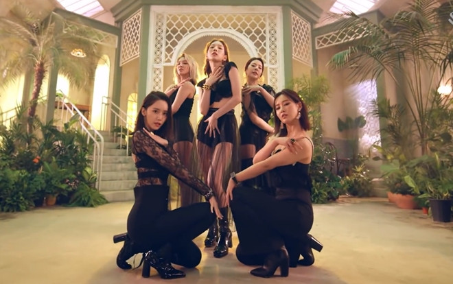 Clip hot: Chẳng thấy ai rượt đuổi nhưng 5 nàng SNSD Oh!GG vẫn chạy loạn xạ trong MV mới nhất 'Lil’ Touch' Ảnh 2