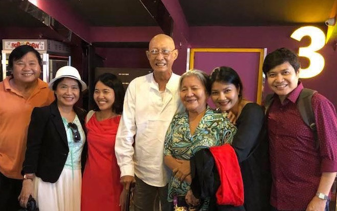 Nghệ sĩ Lê Bình chống gậy, vui vẻ đi xem phim cùng đồng nghiệp dù đang điều trị ung thư Ảnh 2