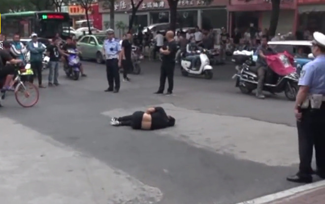 Bị vây bắt, tên trộm lấy dao tự đâm vào người để trốn tội Ảnh 2