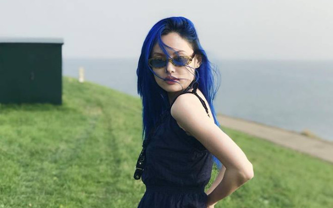 Một Fung La đầy lạ lẫm với mái tóc màu xanh biếc như biển cả Ảnh 2