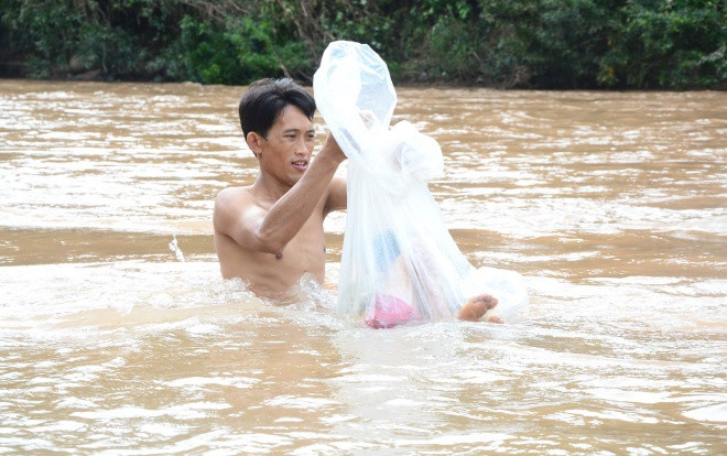 Chủ tịch huyện Mường Chà: 'Các cháu phải chui túi nilon đến trường chúng tôi xót xa lắm, chỉ mong có cây cầu' Ảnh 2