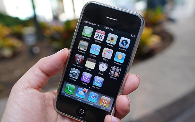 Chiếc iPhone đầu tiên từng xuất hiện tại Việt Nam: Giá cao ngất ngưởng nhưng không dùng được Ảnh 2
