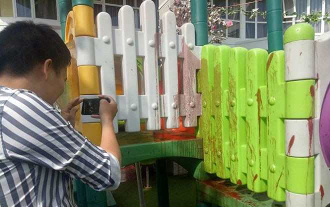 Trường bị 'khủng bố' bằng sơn, mắm tôm trong ngày khai giảng Ảnh 2