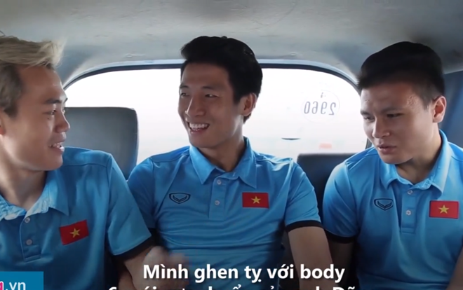 Quang Hải, Văn Toàn 'ghen tỵ' với trung vệ Bùi Tiến Dũng vì đẹp trai lại có body 6 múi chuẩn soái ca Ảnh 2