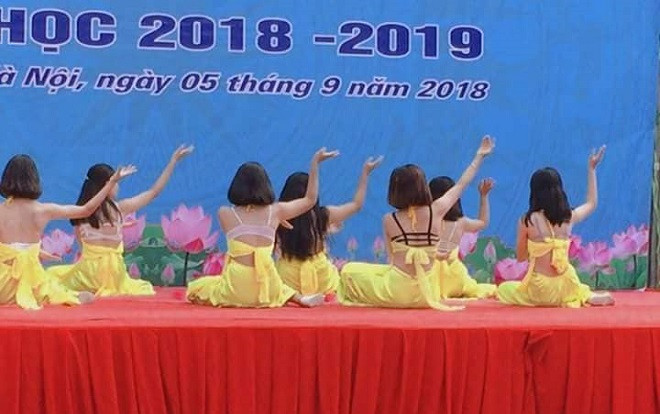 Diện trang phục phản cảm, màn trình diễn văn nghệ của teen Hà Nội trong lễ khai giảng gây xôn xao Ảnh 2
