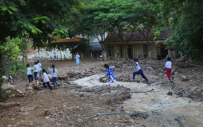 Con đường độc đạo hư hỏng do mưa lũ, học sinh vùng biên ở Nghệ An băng rừng lội suối đến trường Ảnh 2