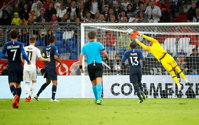 Hòa may mắn, fan ĐT Pháp đổ lỗi do Đức dùng nhện giăng lưới hàng tiền vệ Ảnh 2