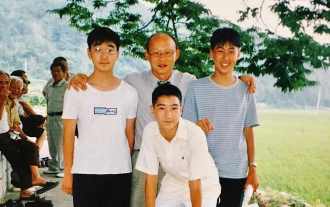 Bức ảnh được cho là HLV Park Hang-seo khoác vai Son Heung Min cách đây nhiều năm gây sốt Ảnh 2