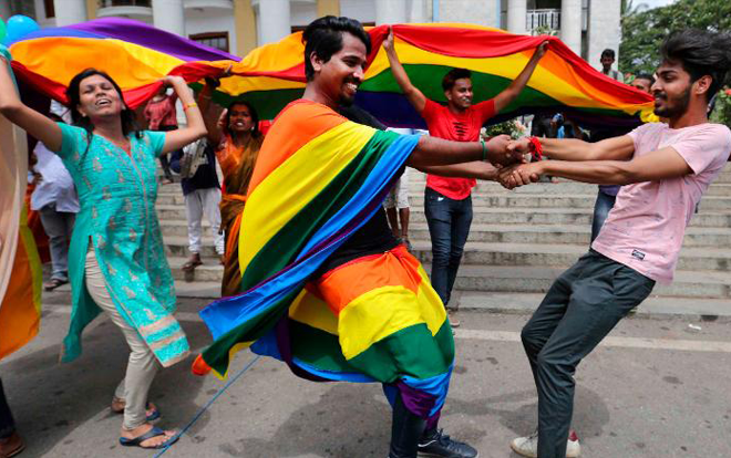 Ấn Độ: chính thức bỏ hình sự hóa đồng tính khỏi luật pháp. Cộng đồng LGBT xuống đường ăn mừng Ảnh 2