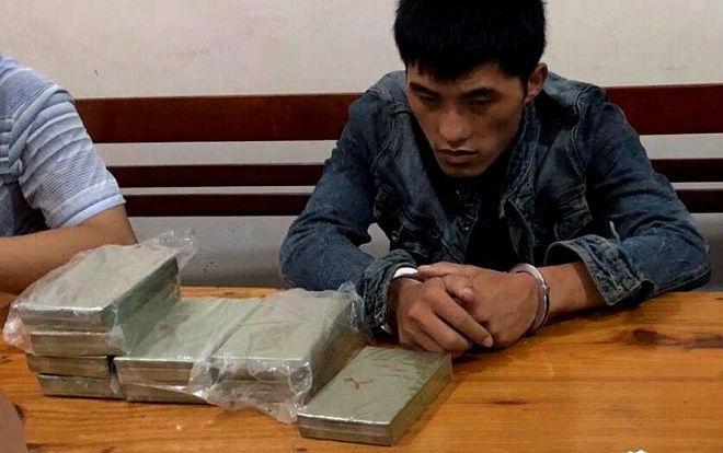 Bắt đối tượng tuồn 10 bánh heroin và 1kg ma túy đá vào Việt Nam Ảnh 2