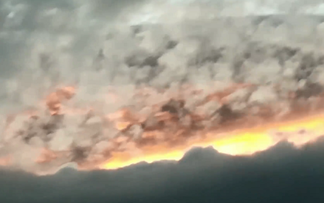 Đám mây rực lửa như trong phim khoa học viễn tưởng gây xôn xao Ảnh 2