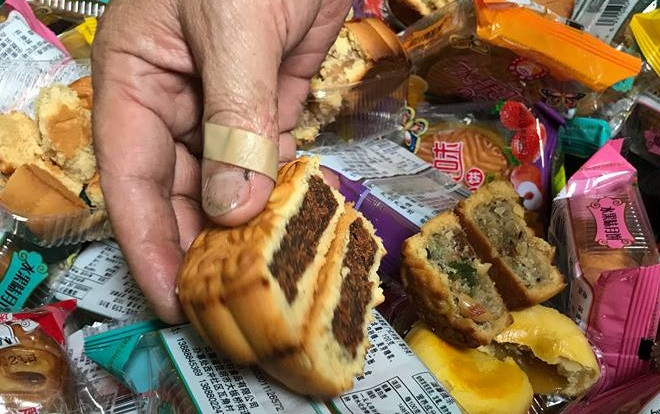 Thu giữ hàng trăm gói cà phê giảm béo cùng hơn 1.000 bánh trung thu giá ‘siêu rẻ’ Ảnh 2