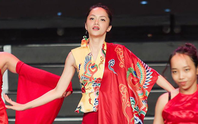 Xem ngay 60 giây sân khấu rực sắc đỏ quá đỗi ma mị từ Hương Giang tại Chung kết Siêu mẫu Việt Nam Ảnh 2