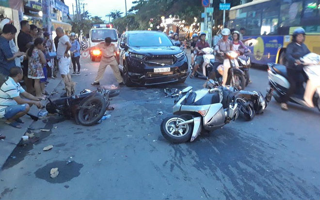 Ô tô mất lái tông liên hoàn 3 xe máy khiến nhiều người bi thương Ảnh 2