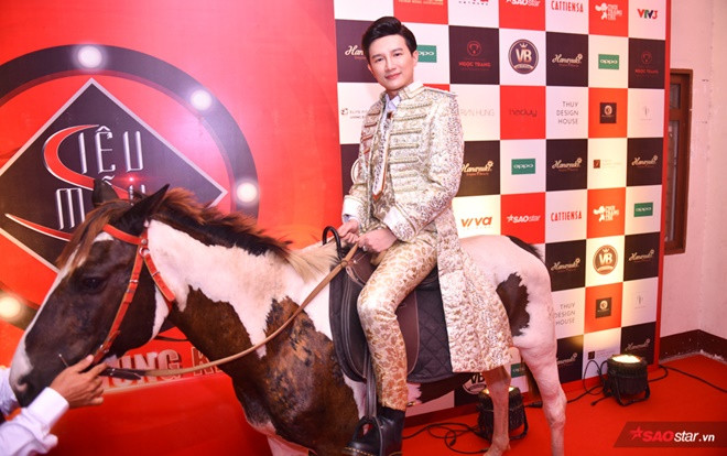 Dược sĩ Tiến gây bất ngờ khi chơi trội, cưỡi ngựa đến thảm đỏ Siêu mẫu Việt Nam 2018 Ảnh 2