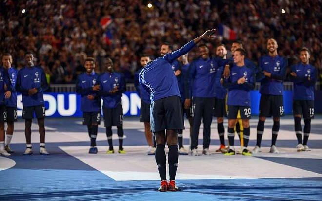 Mặc kệ chỉ trích, Pogba vẫn tung tăng nhảy múa cùng đồng đội Ảnh 2