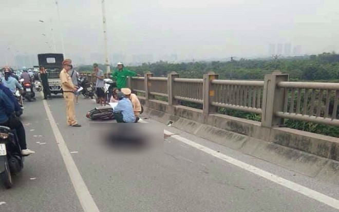 Đang đi xe máy, người đàn ông bất ngờ đâm vào thành cầu Vĩnh Tuy tử vong Ảnh 2