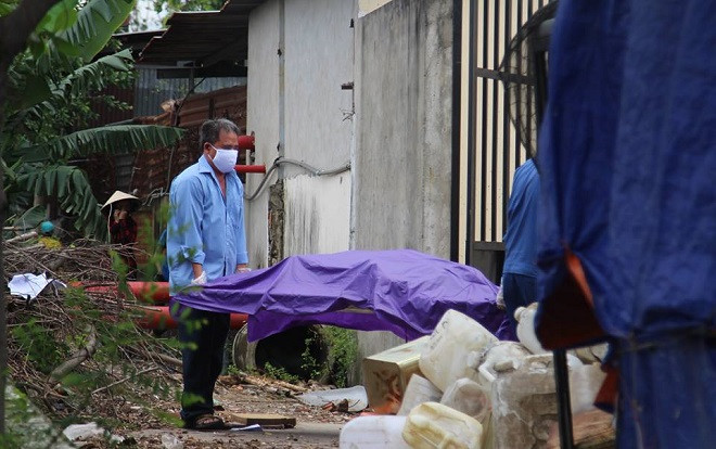 Nhiều người đi đường tá hỏa khi thấy thi thể nam giới nổi trên sông Sài Gòn Ảnh 2