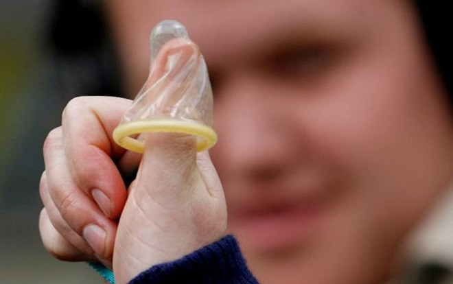 Chào đón học sinh bước vào năm học mới, 4 trường THPT ở Mỹ trang bị bao cao su miễn phí Ảnh 2