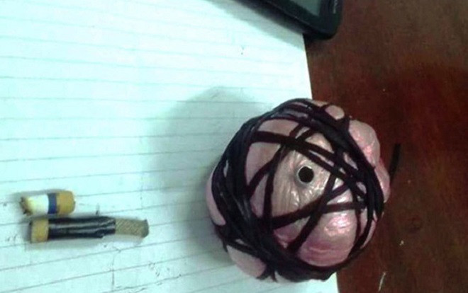 Kinh hãi phát hiện quả mìn tự chế đang bốc khói dưới gầm ô tô Ảnh 2