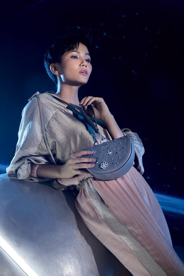 Hoa hậu H'Hen Niê khoe chân dài miên man, lạc bước ngoài… hành tinh Ảnh 8