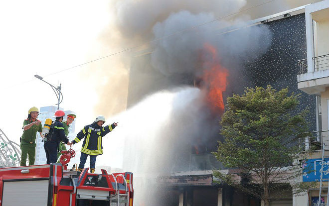 Hơn 100 chiến sĩ khống chế đám cháy dữ dội tại vũ trường ở trung tâm Đà Nẵng Ảnh 2