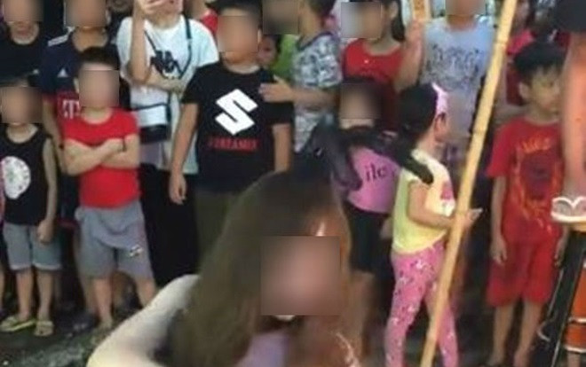 Diện trang phục hở hang uốn éo trước mặt hàng chục em nhỏ, cô gái bị dân mạng mắng chửi không tiếc lời Ảnh 2