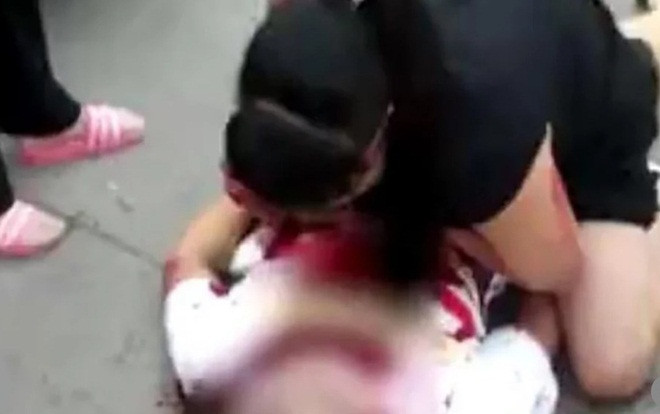 Quyết bảo vệ mẹ, người đàn ông bị côn đồ đâm chết giữa chợ Ảnh 2