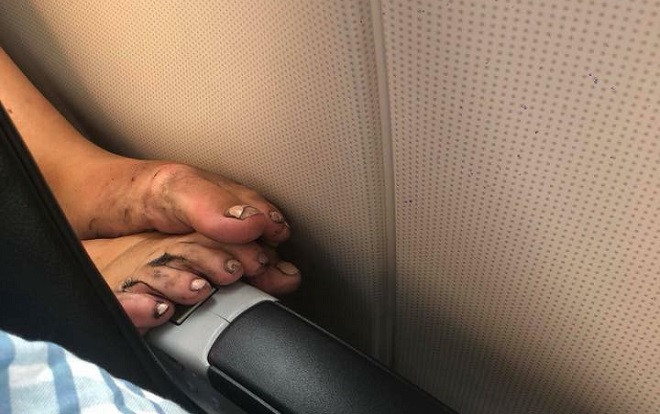 Hình ảnh cô gái thản nhiên gác đôi chân cáu bẩn, nồng nặc mùi lên ghế trước máy bay khiến dân mạng lắc đầu ngao ngán Ảnh 2