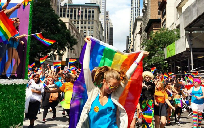 Con cưng Josephine Skriver của nhà Victoria’s Secret: 'Tôi tự hào khi có bố mẹ là người đồng tính' Ảnh 2