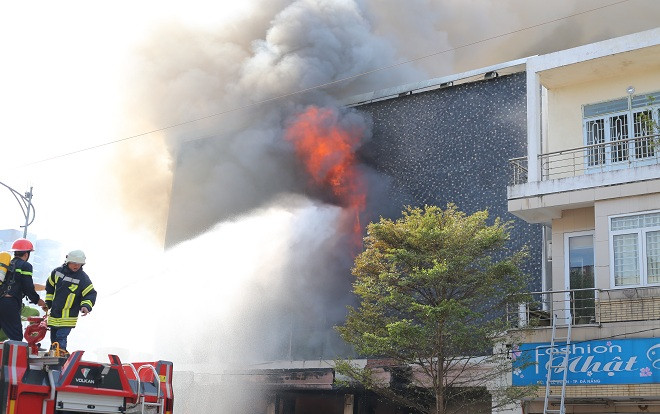 Triệu tập 2 công nhân gò hàn để điều tra vụ cháy vũ trường ở trung tâm Đà Nẵng Ảnh 2