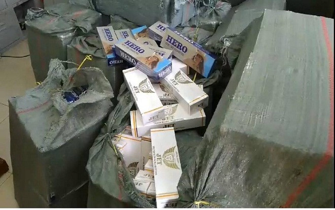 Tài xế bỏ xe tải tháo chạy thoát thân khi bị bắt quả tang chở 12.000 bao thuốc lá nhập lậu Ảnh 2