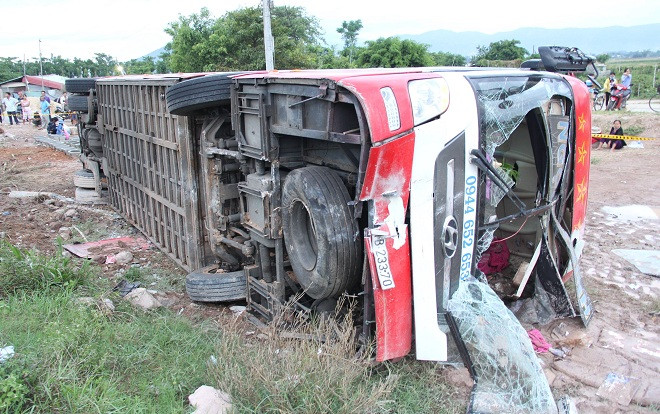 Xe giường nằm tông gãy cột điện rồi lật xuống ruộng, hàng chục hành khách la hét hoảng loạn Ảnh 2