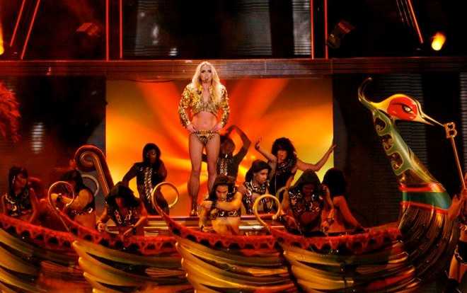 Fan 'bàng hoàng' phát hiện: Britney Spears 'tái chế' đạo cụ concert thành… hàng trang trí sân vườn Ảnh 2