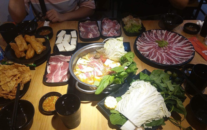 Đi ăn lẩu ở nhà hàng nổi tiếng Hà Nội, 4 cô gái trẻ bức xúc vì xin thìa ăn chè bị nhân viên bảo: 'Chị húp đi' Ảnh 2