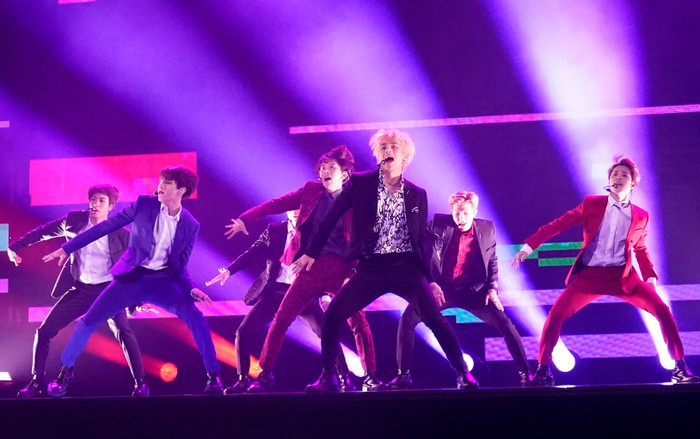 Clip hot: Chần chừ gì mà không xem ngay sân khấu 'Idol' của BTS tại America's Got Talent! Ảnh 2