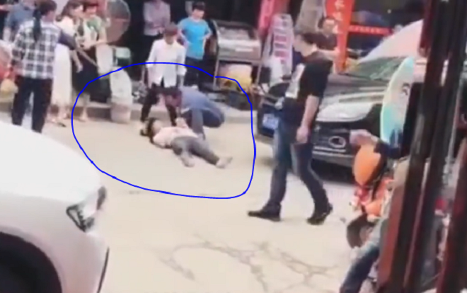 Lấy trộm tiền mua điện thoại, chồng lôi vợ ra giữa đường đánh Ảnh 2