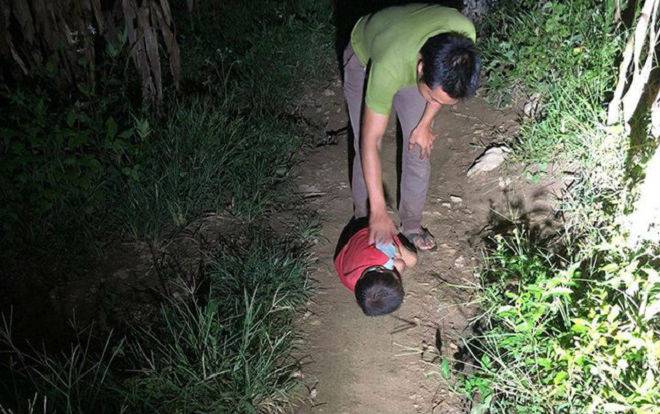 Vụ bé trai 4 tuổi mồ côi cha, mẹ đi lấy chồng khác phải ngủ ngoài đường: 'Hôm nào hàng xóm không cho vào thì cháu ngủ bờ bụi hay hốc đá' Ảnh 2