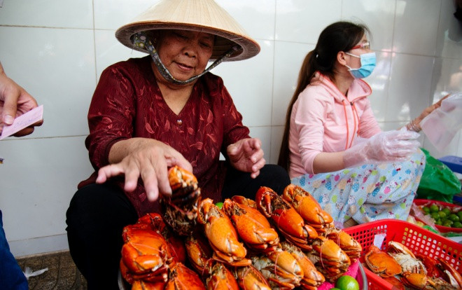 Bị tố bán cua thúi, dì Ba lên tiếng: 'Cho thử trước khi mua, bao đổi trả nếu có vấn đề nhưng cô kia đến chửi mà không đem theo con cua nào' Ảnh 2