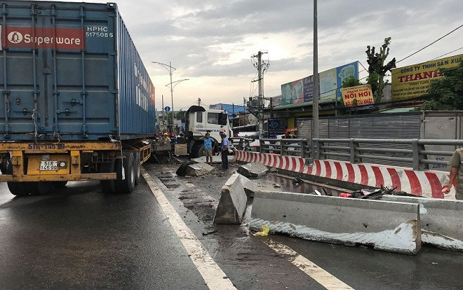 Xe container tông lật xe tải trên cầu vượt, Quốc lộ 1A tê liệt Ảnh 2