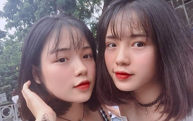 Cặp chị em song sinh khiến dân mạng phát sốt khi chụp ảnh diện áo trắng đồng phục xinh như tiên nữ Ảnh 2