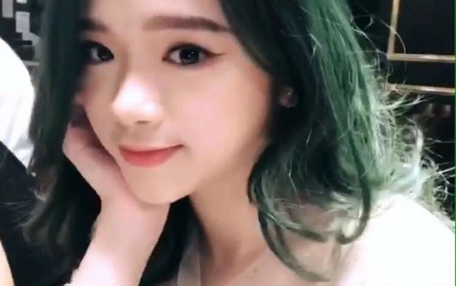 Linh Ka bị ví như 'thủy quái' khi bắt chước Nancy nhuộm tóc màu xanh rêu, đội vương miện thời thượng Ảnh 2