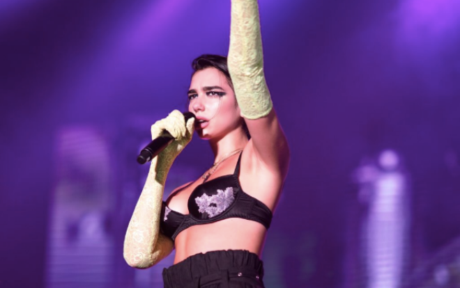 Fan bị đuổi khỏi concert vì những luật 'trời ơi', Dua Lipa bật khóc bất lực ngay trên sân khấu Ảnh 2