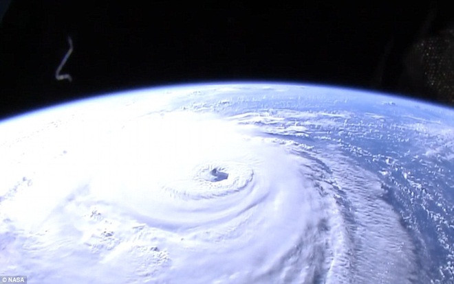 Cận cảnh bão Florence - 'con quái vật' tấn công nước Mỹ nhìn từ Trạm vũ trụ Quốc tế Ảnh 2