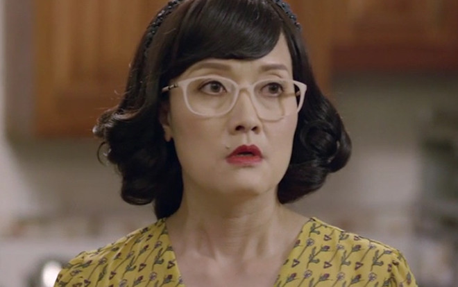 ‘Yêu thì ghét thôi’ tập 6: Livestream con rể Du tặng quà, bà Diễm (Vân Dung) nhận ngay quả đắng Ảnh 2