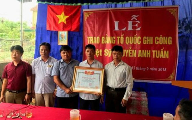 Trao bằng Tổ quốc ghi công cho nam sinh quên mình cứu 2 bạn đuối nước Ảnh 2