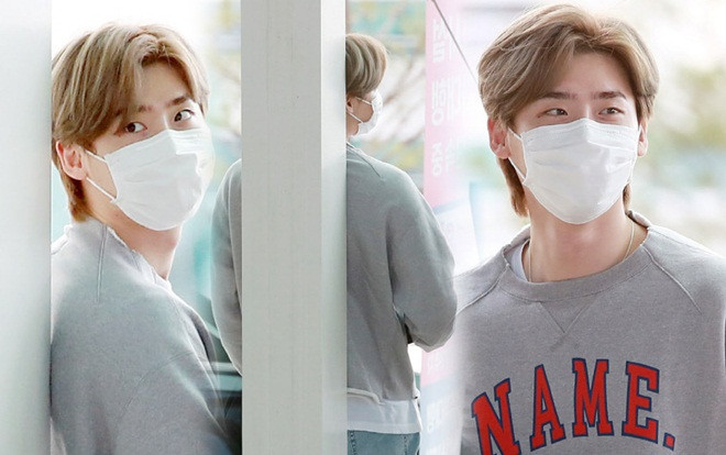 Hành động trốn sau cột của Lee Jong Suk tại sân bay trong ngày sinh nhật khiến fan phát 'sốt' Ảnh 2