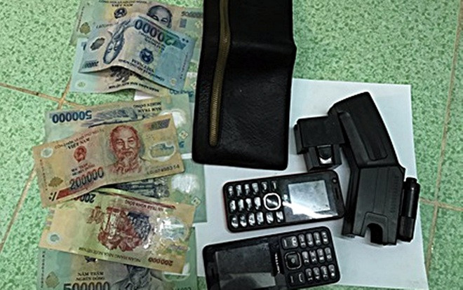 Tào tợn dùng roi điện và dao cướp tài sản của người đi đường Ảnh 2