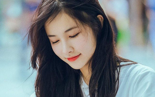 'Thiên thần đọc sách' của ĐH Công đoàn dù để mặt mộc vẫn được dân mạng sắc phong 'mỹ nhân vạn người mê' Ảnh 2